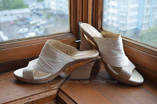 Шлепанцы светлые