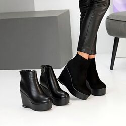 Ефектні чорні ботильйони на хутрі на танкетці платформи Код 26044