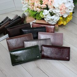 Жіночий гаманець з натуральної лакованої шкіри на магніті у фірмовій коробц