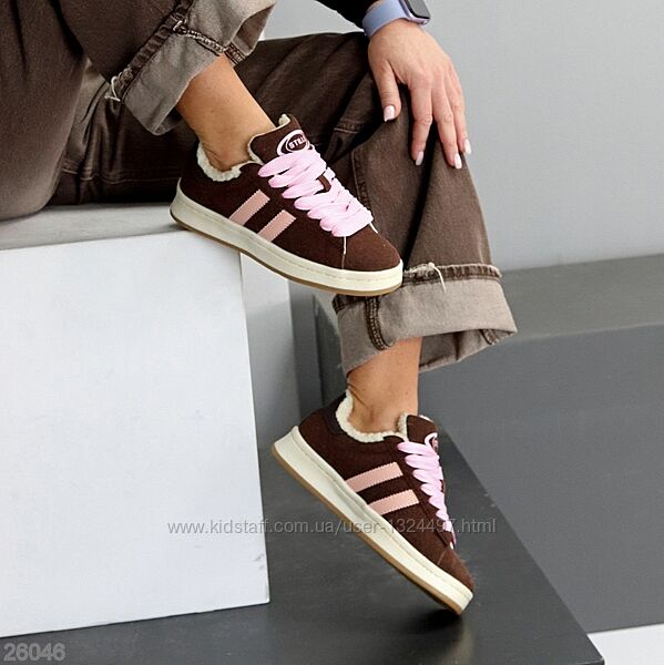 Утеплені замшеві шоколадні кеди з рожевим шнурівкою Код 26046