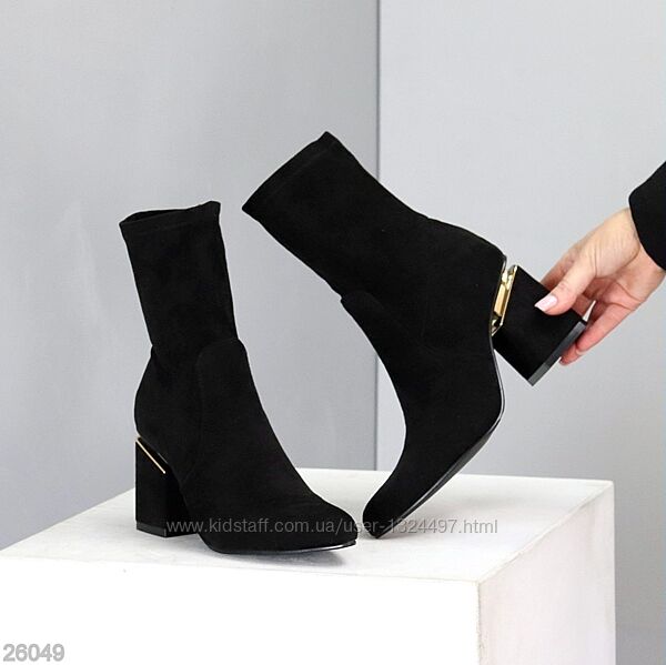 Елегантні чорні люксові замшеві ботильйони на стійких підборах  Код 26049