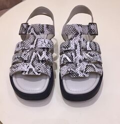Босоніжка зі шкіри MARKS&SPENCER Leather  Зі свіжих колекцій SIZE 5 