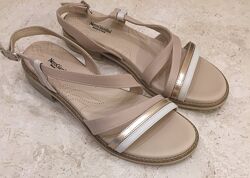 Босоніжки брендові зі шкіри NERO GUARDINI Italy Leather Strap Sandals Nude 