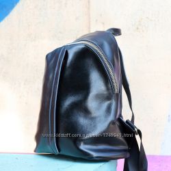 Вместительный кожаный рюкзак с необычным дизайном