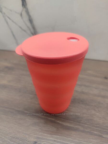 Tupperware  стакан Очарование с отверстием для трубочки.