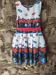 Яскрава нарядна сукня