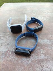 Трое - смарт часов, синие и серые 