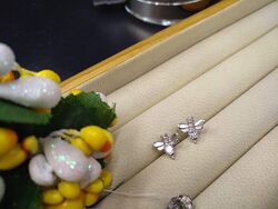 Серебряные серьги гвоздики пусеты пчела с фианитом 925 застежка закрутка