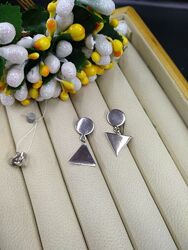 Серебряные стильные асимметрычные разные серьги гвоздики пусеты треугольник