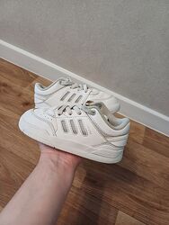 Белые кроссовки Adidas 