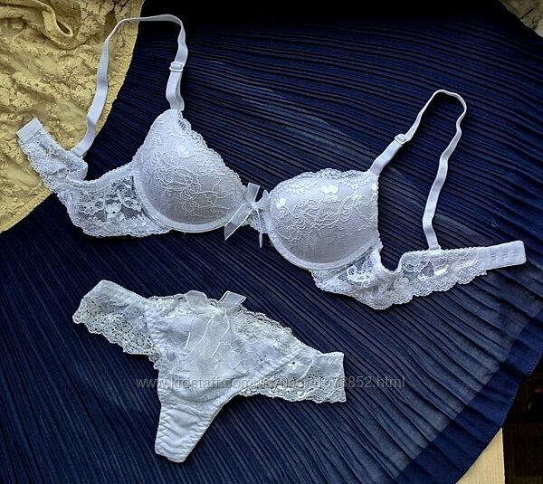 Білий комплект білизни