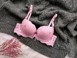 Рожевий бюстгалтер на великому пуш апі