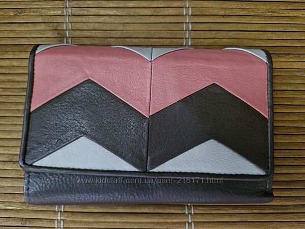 Небольшой кожаный кошелек.