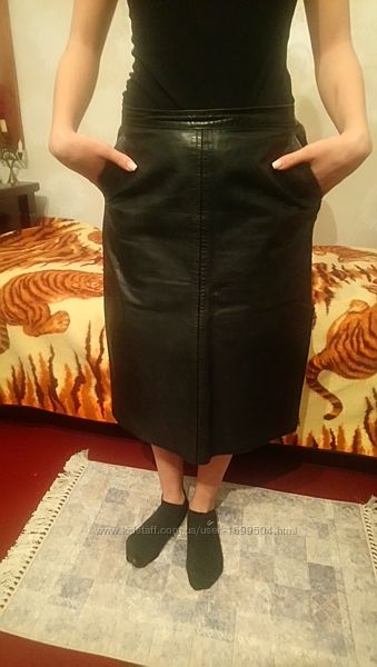Красивая черная кожанная юбка с карманами, сзади -шлица на кнопках