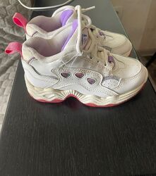 Детские белые кроссовки на шнурках