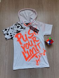 Детская футболка для мальчика белого цвета с капюшоном от 6 до 9 лет