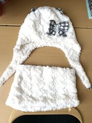 Зимний комплект шапка и манишка из рельефного меха с ушками и бантиком