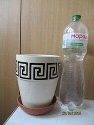 Високий керамічний горщик в античному стилі