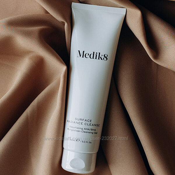 Очищувальний гель для обличчя Medik8 Surface Radiance Cleanse з AHA і BHA