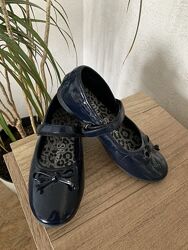 Фирменние туфельки для школьници