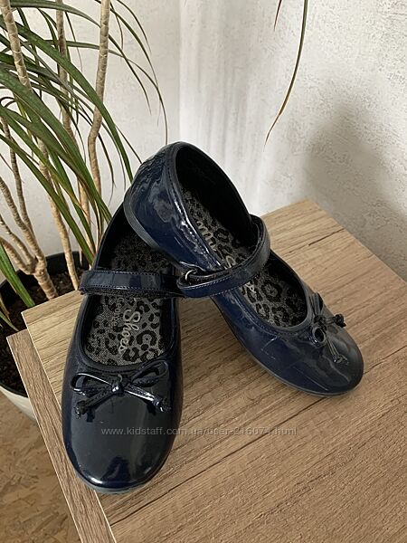 Фирменние туфельки для школьници