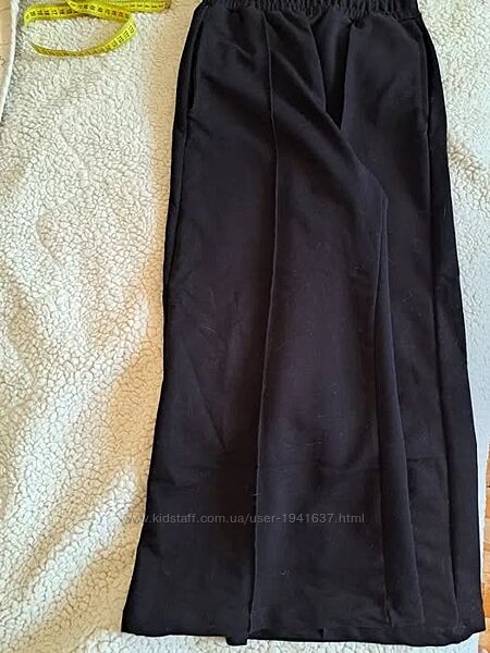 Чорні кльошові штани для дівчини.