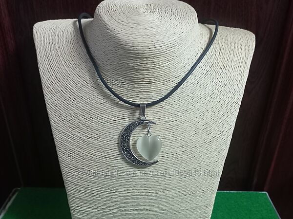 Подвеска месяц- кошачий глаз на каучуковом шнурке