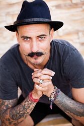 Счастливые плечи и бедра Руслан Клейтман