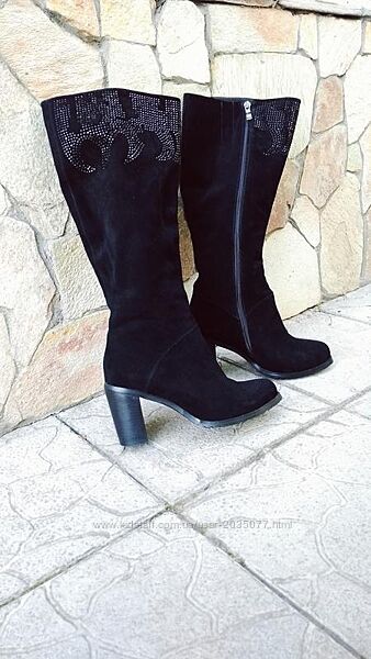 Чорні зимові жіночі замшеві чоботи на середніх підборах 