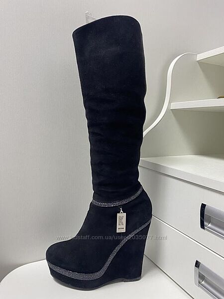 Чёрные замшевые женские сапоги европейка на танкетке Kelton