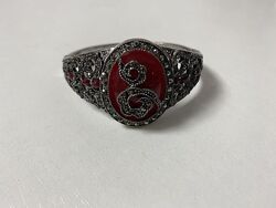 Металевий браслет із червоним бордовим камінням