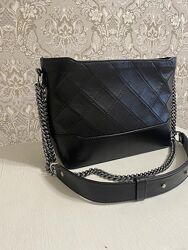 Шкіряна чорна структурована жіноча сумка середнього розміру