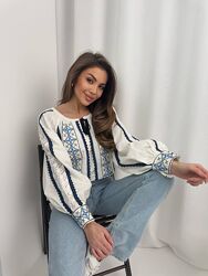 Біла жіноча вишиванка з синіми узорами 