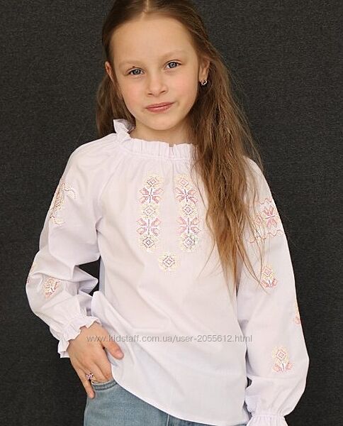 Дитяча блуза з рожево-молочною вишивкою  