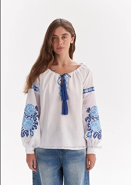 Жіноча вишиванка біла з синіми квітами