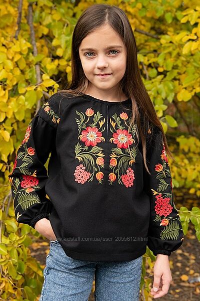 Блузка чорна для дівчинки з яскравою вишивкою