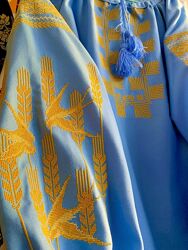 Блакитна жіноча вишиванка з колосками і ластівками