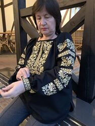Чорна жіноча вишиванка на домотканному полотні