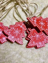 Набір дерев´яних іграшок на ялинку червоні ялинки