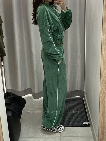 Прогулочний костюм смарагдового кольору