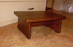 Подставка для ног из натурального дерева