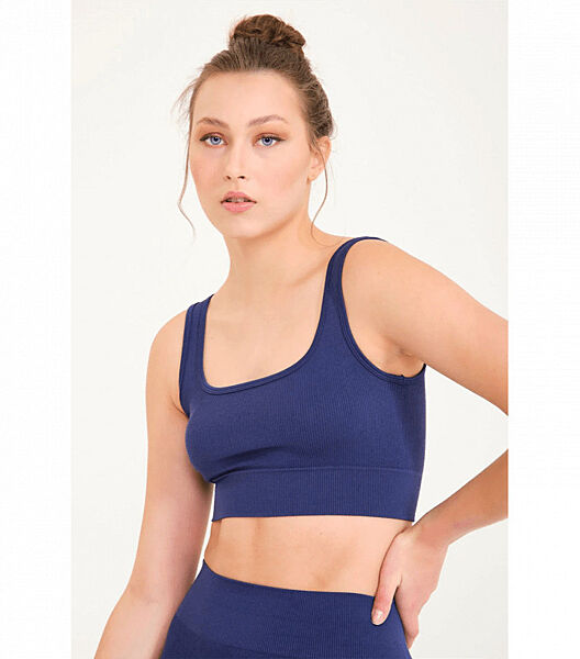 Безшовний спортивний топ на широких бретельках
