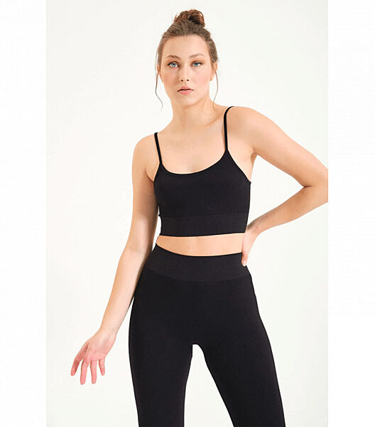 Безшовний спортивний топ на тонких бретельках