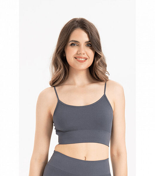 Безшовний спортивний топ на тонких бретельках