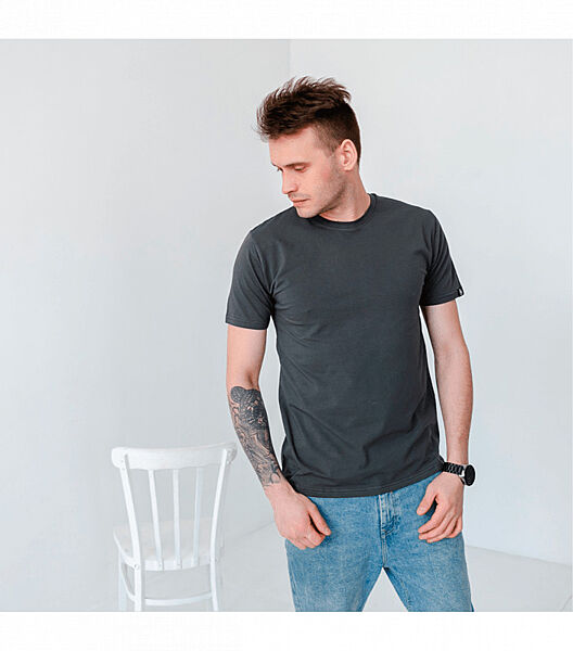 Чоловіча однотонна футболка