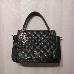 Фирменная сумка средних размеров в идеальном состоянии GUESS