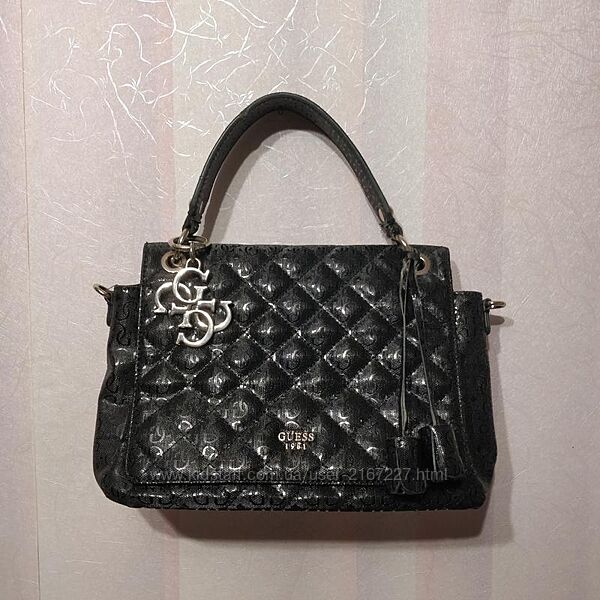 Фирменная сумка средних размеров в идеальном состоянии GUESS