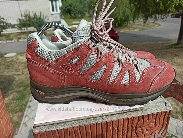 Оригінальні кросівки lowa 