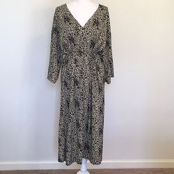 Платье в анималистический леопардовый принт с V-вырезом и поясом от Zara 