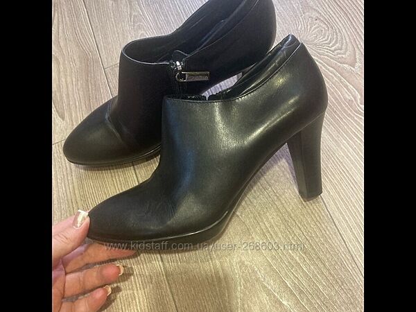 Шкіряні ботільйони розмір 37 Італія Russell Bromley